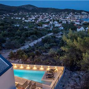 4 bedroom villa with heated pool and sea view in Vinišće, sleeps 8